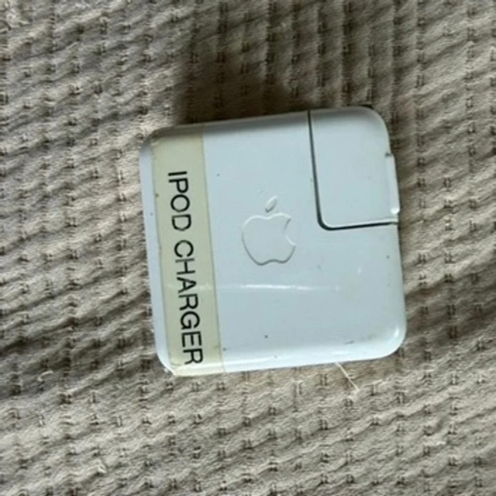 Apple A1102 iPod USB Power Adapter 5W Charger w/ 30-Pin Cable OEMing Prongs OEM
